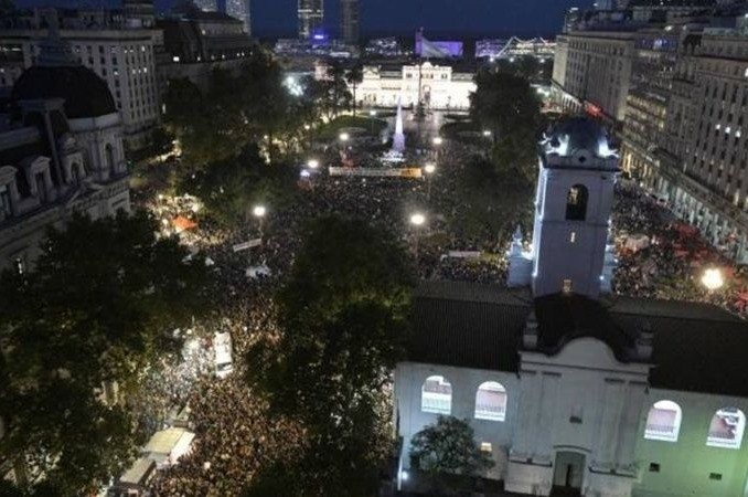 Multitudinaria la marcha de mujeres a Plaza de Mayo por el #8M