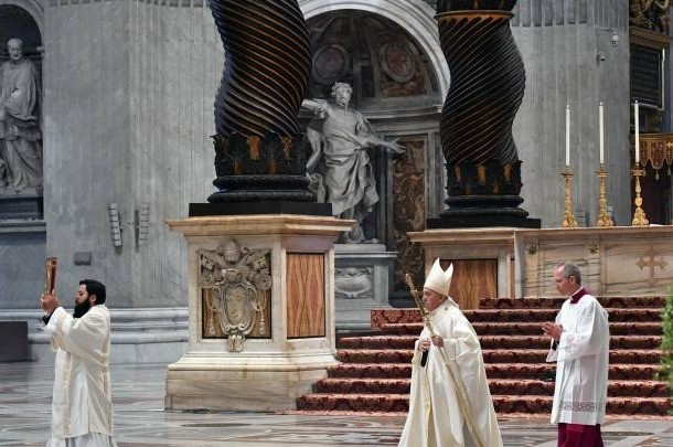 El Papa presidió la ceremonia del Jueves Santo en la basílica de San Pedro